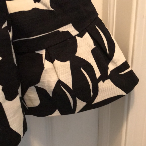 🧵 Black & Cream Ruffle Sleeve Blazer - Picture 3 of 3